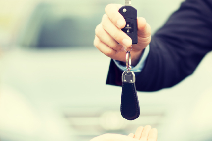 picture of someone holding car keys